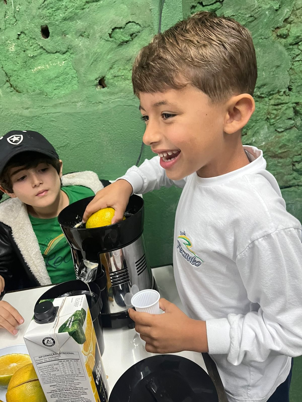 Crianças da Escola Recanto em atividade que representa o cotidiano e a identidade da escola.