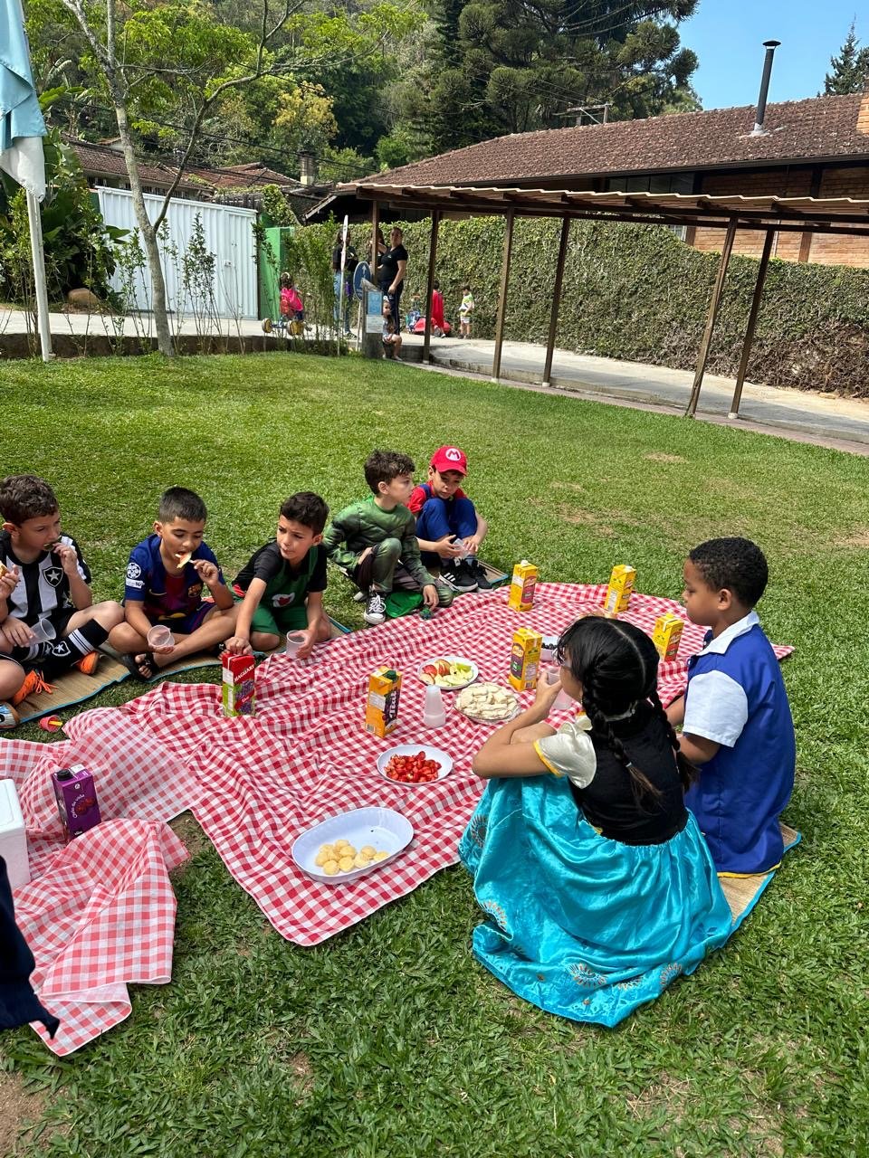 Crianças da Escola Recanto em atividade ao ar livre.