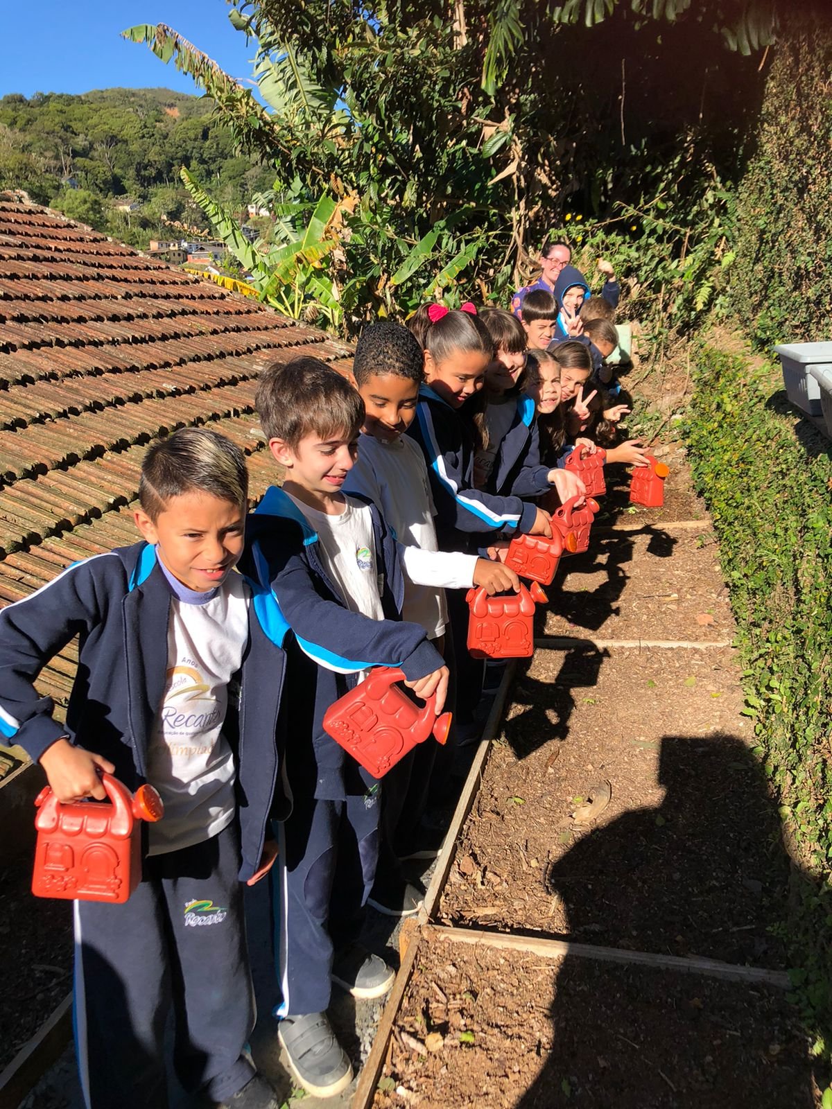 Crianças da Escola Recanto participando de experiência prática de aprendizagem.