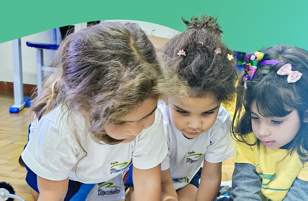 Crianças da Escola Recanto em momento de convivência e interação.