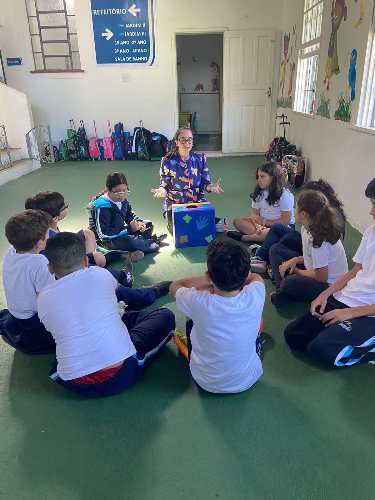 Crianças da Escola Recanto em momento cotidiano de convivência e aprendizagem.