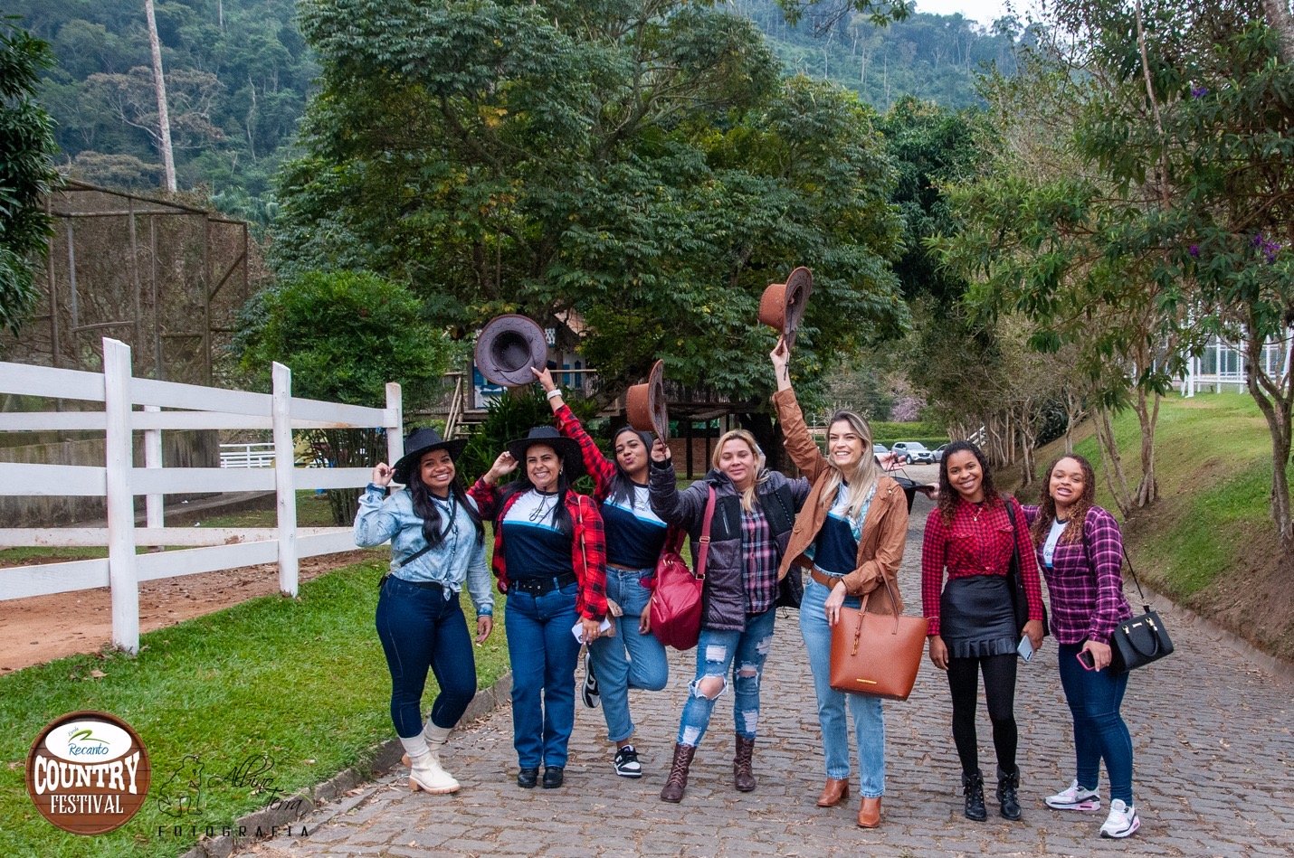 Profissionais da Escola Recanto em atividade de equipe.