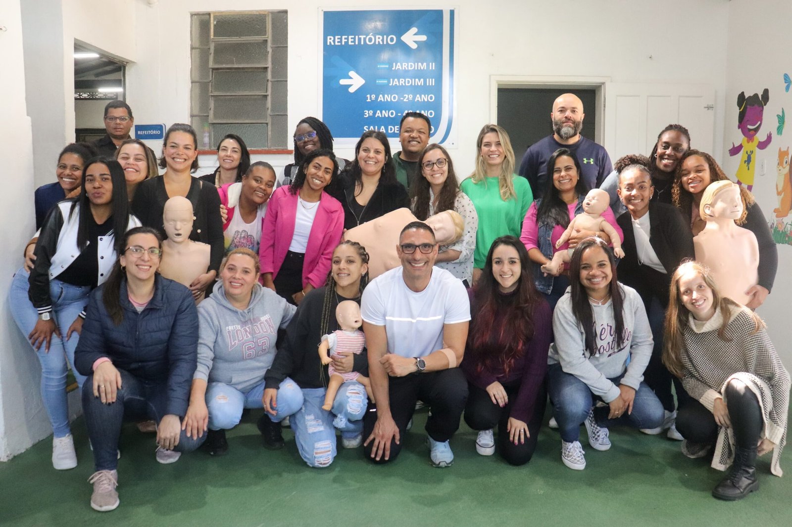 Equipe da Escola Recanto em treinamento de primeiros socorros.