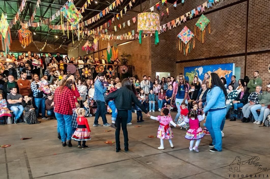 Comunidade escolar reunida em atividade cultural da Escola Recanto.