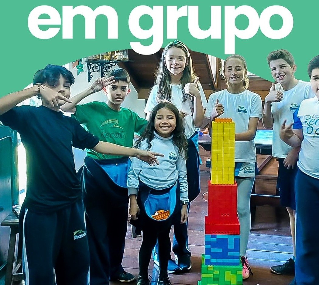 Alunos da Escola Recanto realizando atividade em grupo.